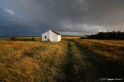 Fiskehus og august himmel